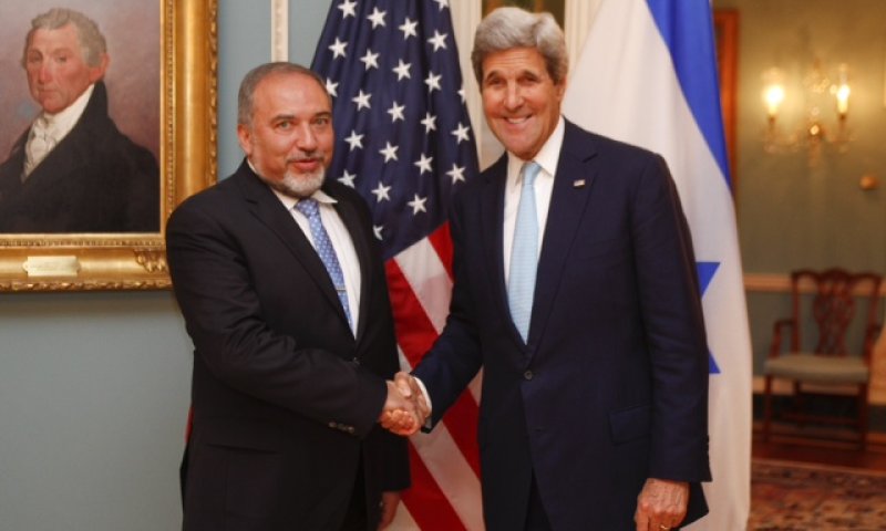 Kerry and Lieberman. Photo by GPO 