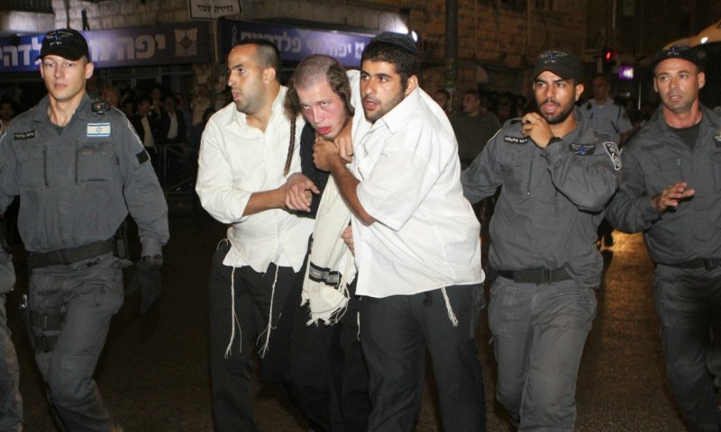 מעצר אמש ע"י מסתערבים בי-ם. צילום: קובי הר צבי