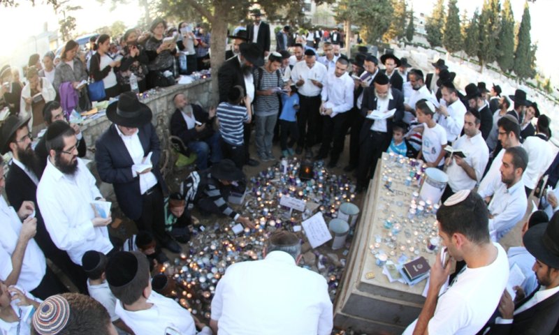 Praying on the grave. Photo: Boaz Ben-Ari