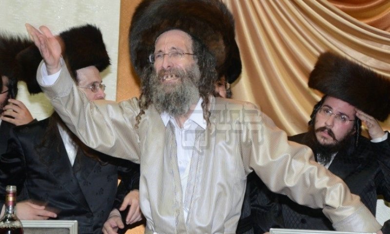 Rabbi Meilech Biderman at a wedding. Photo: Moshe Goldstein