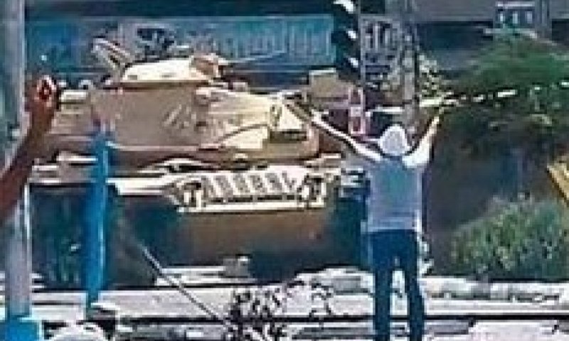 צעיר מצרי נורה מול טנק. צילומסך