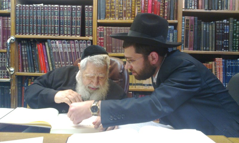 הרב עובדיה עם סבו הגר"ע. צילום: יהודה דביר