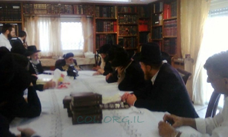 Harav Ovadia at meeting with Chabad rabbis. Photo: COL – Chabad