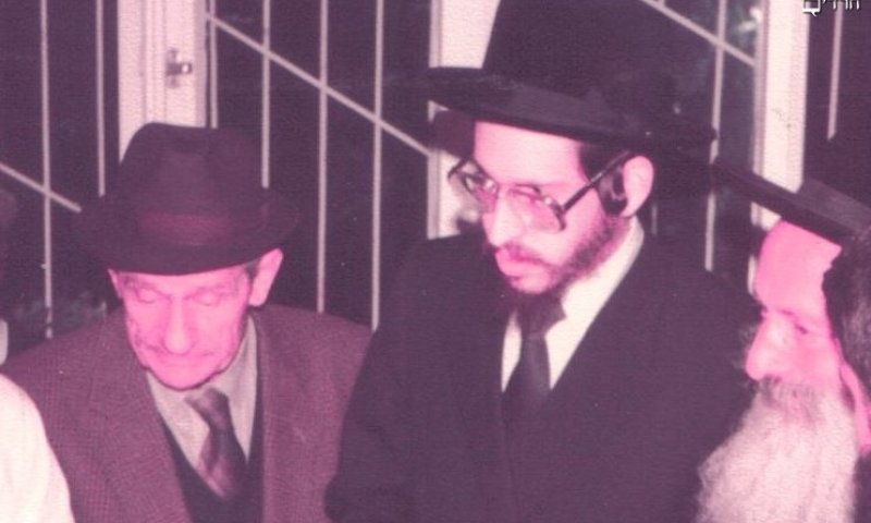 Photograph of R' Zeev next to Boyan Rebbe Shlita