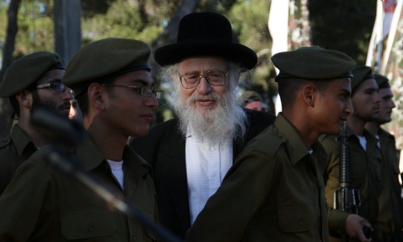 הרב יואל שוורץ עם חיילי הנח"ל החרדי. צילום: ארכיון
