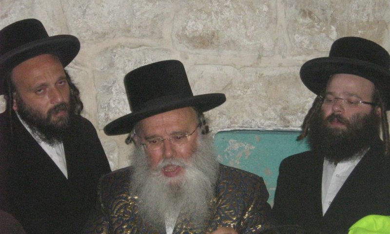 הרב ברגר לצד אביו האדמו"ר ממישקאלץ