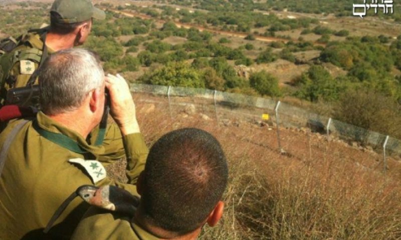 הרמטכ"ל בני בנץ משקיף לכיוון סוריה, צילום: דובר צה"ל