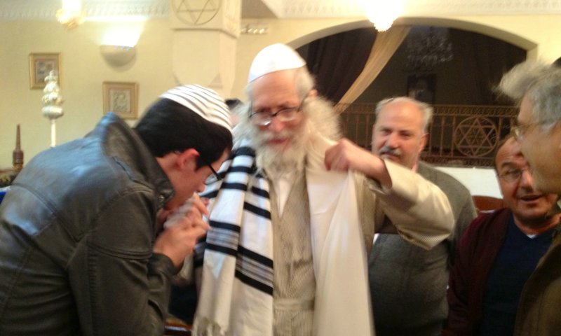 הרב ברלנד עם הקהילה היהודית במרקש. צילום בלעדי