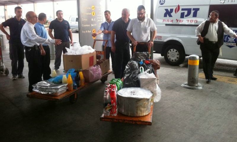 ZAKA volunteers in terminal with food for Shabbos; Archive photo