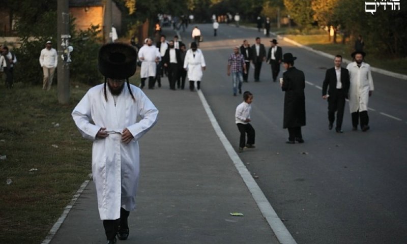 Chassidim in Uman's streets. Photo: Yaakov Nachumi