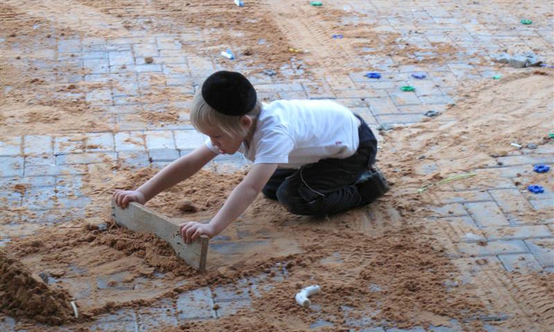 Where is the child? Photo Illustration: Yitzchak Lev-Ari 