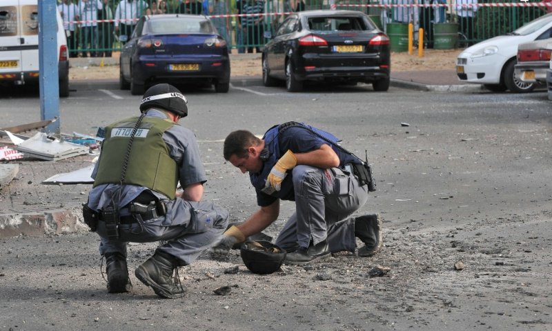 Checking for damage. Archive photo 