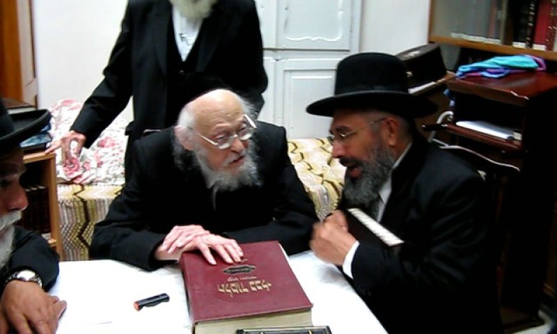הרב ערוסי מקבל את ברכת הגרי"ש אלישיב (צילום: פורטל יהדות תימן)