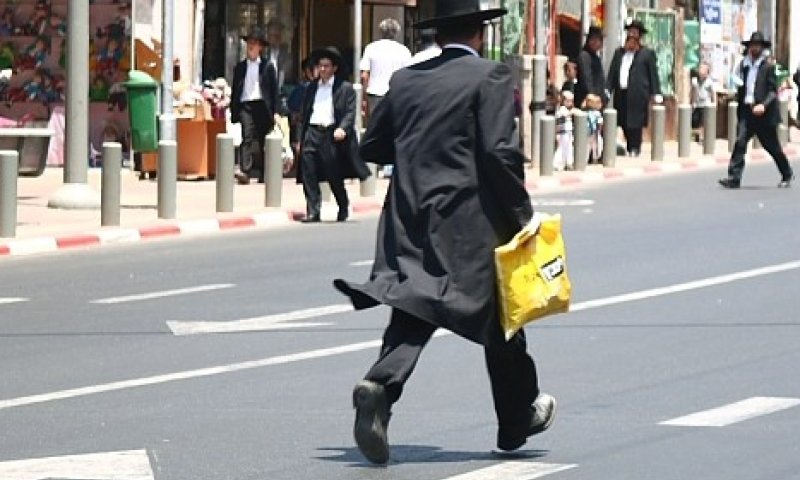 תושב בני ברק חוצה כביש