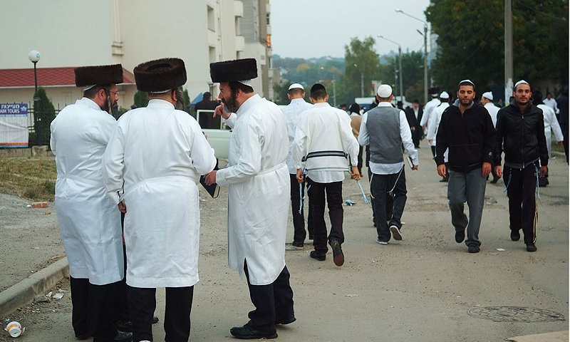 חסידי ברסלב באומן. צילום: ישראל ברדוגו