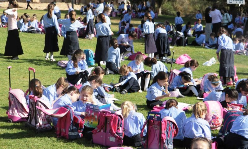 התלמידות ברמות יושבות בדשא. צילום: עזרא לנדא