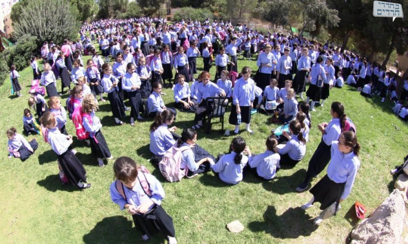 ילדות קטנות לומדות בגינה הציבורית ובאולם ספורט. צילום: עזרא לנדאו