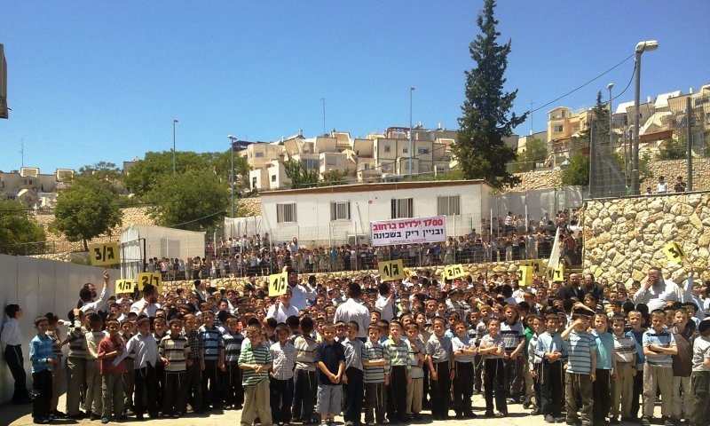 ילדי רמות מפגינים. מחר, תמונה דומה. תמונת ארכיון