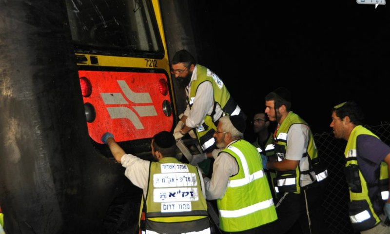 אנשי זק"א מלקטים את שיירי הגופות. צילום: אנשיל בעק