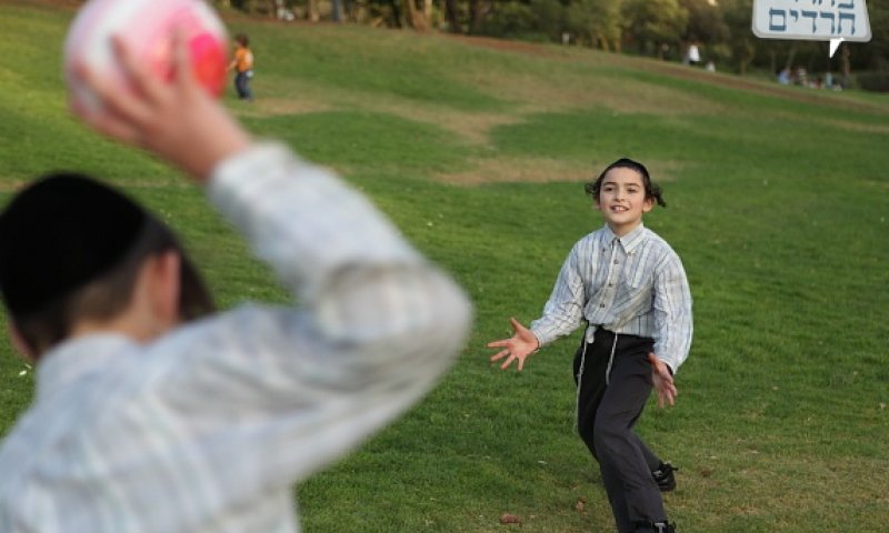 ילדים חרדיים משחקים כדורגל בגן סאקר. צילום: יעקב נחומי, בחדרי חרדים