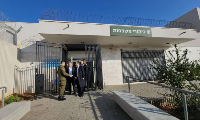 גפני ביקר את בחורי הישיבה בכלא הצבאי: "כתם גדול על המדינה"