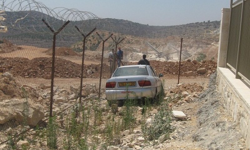 רכב גנוב, שנתקע לגנבים לפני הפירצה בגדר. צילום: חזקו ואמצו