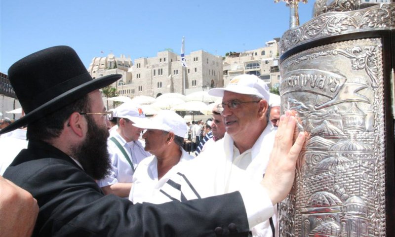 הגר"ש רבינוביץ בהכנסת ספר התורה