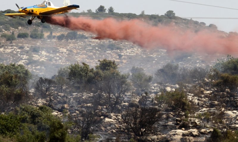 מטוס כיבוי במאבק נגד השריפה המשתוללת. צילום: פלאש90