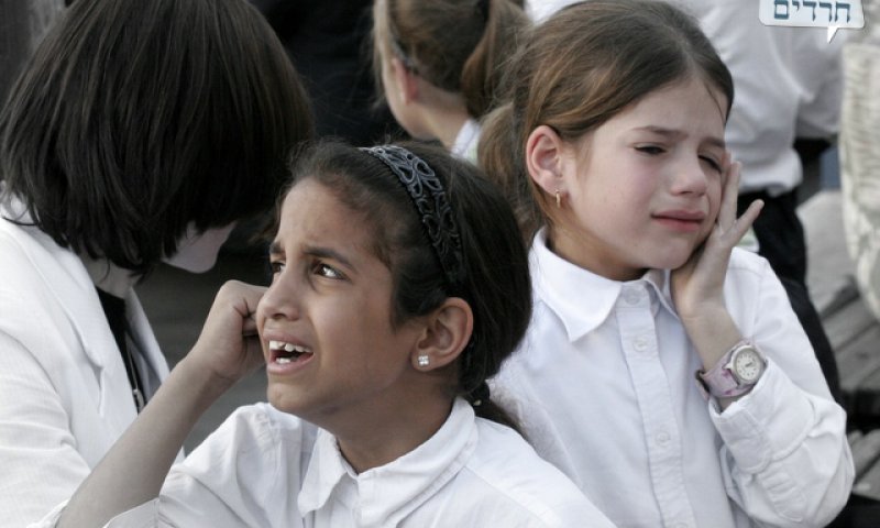 רחמו עליהן. הילדות מעמנואל ואימותיהן.צילום:עזרא לנדאו