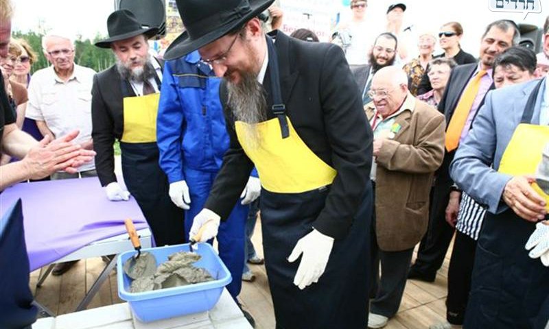 הגאון רבי בערל לאזאר מניח את אבן הפינה