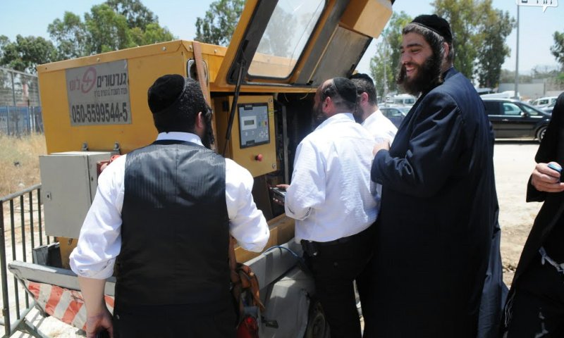 ישראל פרוש (מימין) במתחם 'שאגת עמנואל'