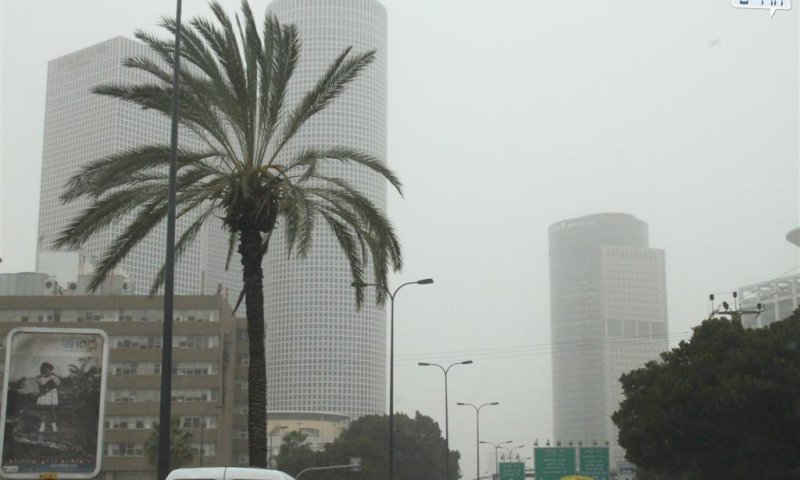 האובך בתל אביב. צילום ארכיון: בחדרי חרדים