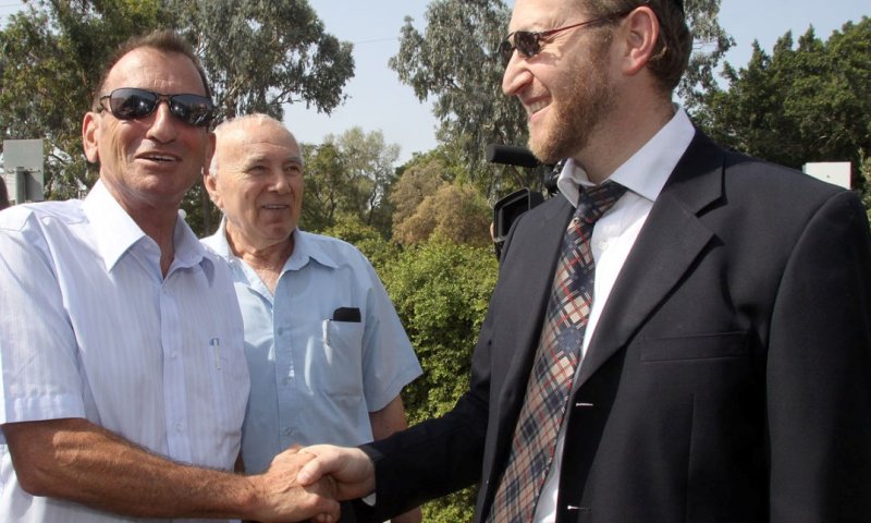 ההסתה נמשכת. רון חולדאי משמאל