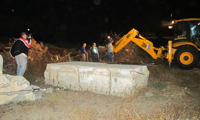 מפנים את הקברים. השלדים זה אנחנו