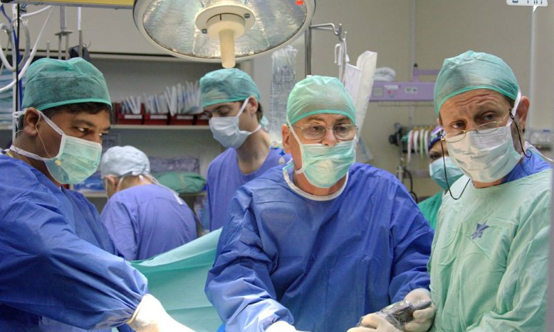 רופאים ב'מעייני הישועה' בעת ניתוח