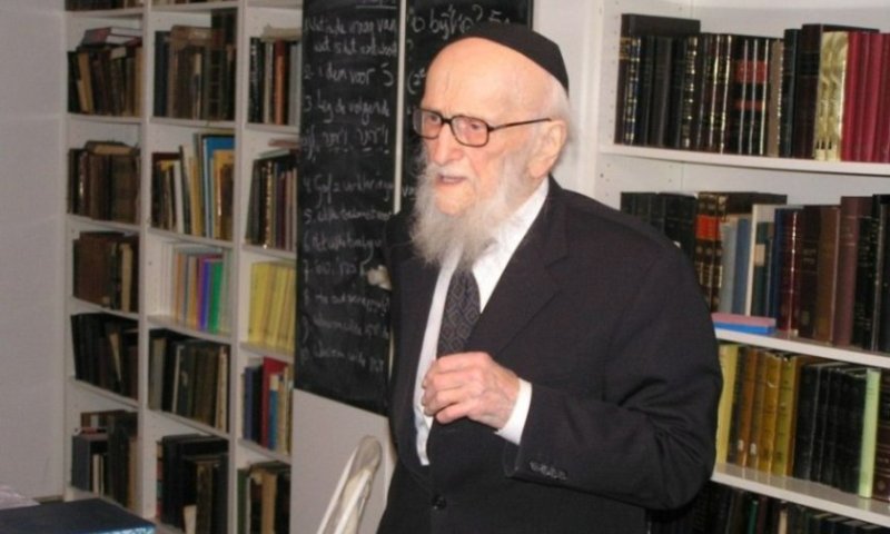 הרב מאיר יוסט זצ"ל, בספרייתו הפרטית
