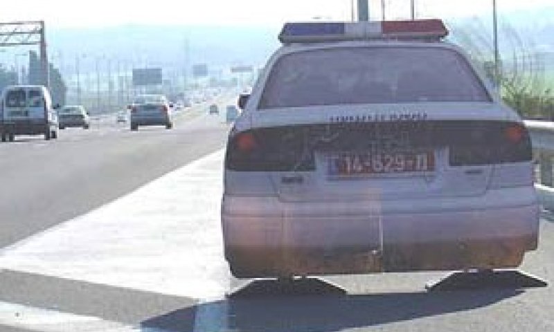 ניידת משטרה מקרטון בכביש מהיר