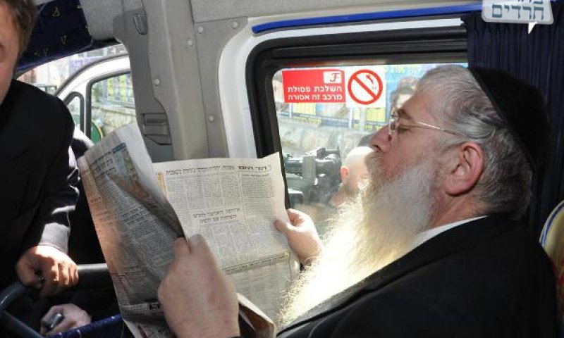 מאיר פרוש מעיין בעיתון. צילום ארכיון