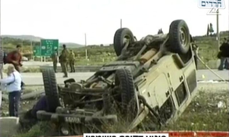 הג'יפ ההפוך בו נדקר החייל - צילום: חדשות ערוץ 2