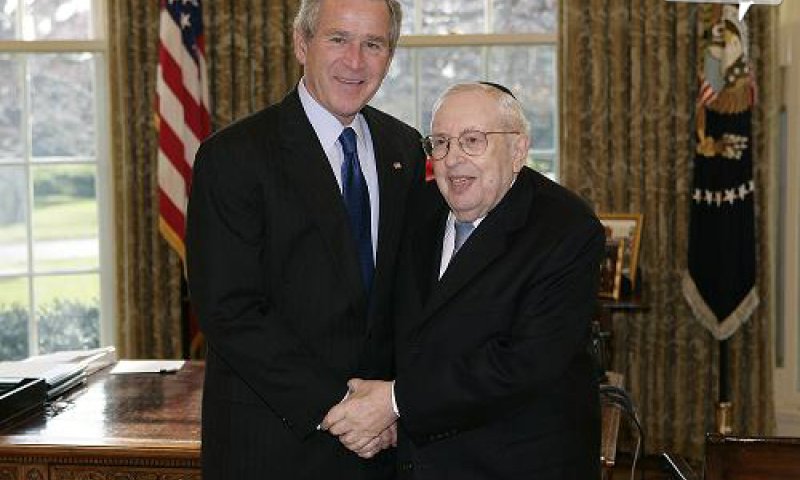 הרב לנדר ז"ל עם הנשיא בוש. צילום: ויקיפדיה