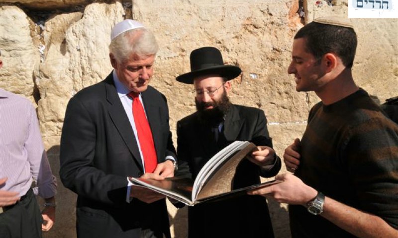 ביל קלינטון בכותל. הקשר היהודי חזק מתמיד