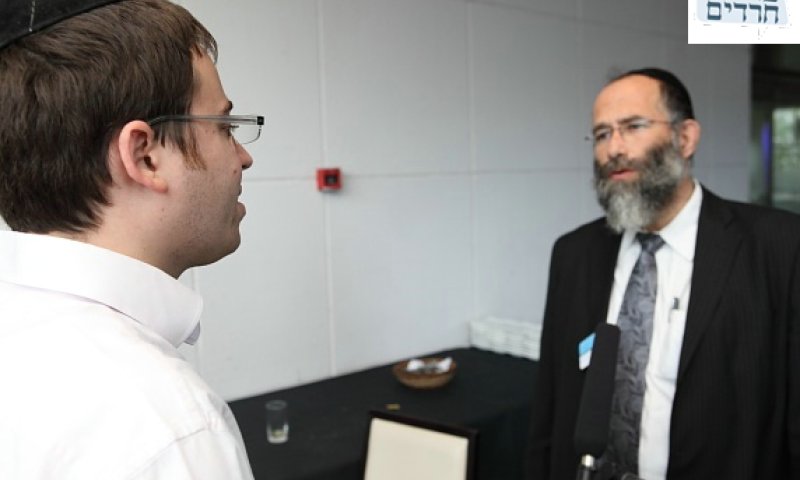אריאל ברמן מערוץ 1 עם הרב דוב פוברסקי. צילום: יעקב נחומי