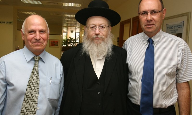 בתמונה מימין: ד"ר אהוד קוקיה מנכ"ל מכבי, ח"כ הרב יעקב ליצמן סגן שר הבריאות ומר יוסי ניסים ראש מחוז ה
