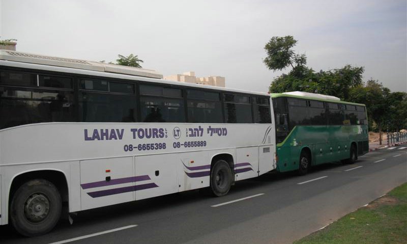 "נהגי אגד מכים אותנו". אוטובוס אגד לצד אוטובוס מהדרין באלעד