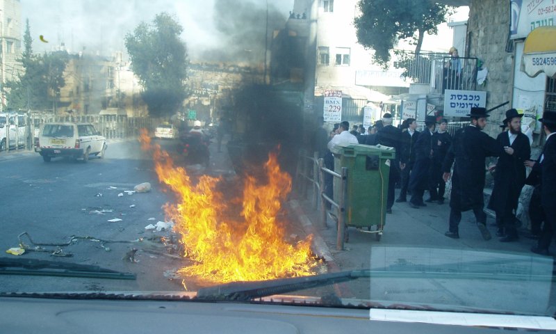 הבערת פחים במאה שערים. צילום: עזרא לנדא