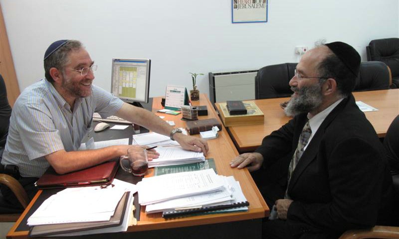 מנהל בית החולים ד"ר רפאל פולק עם הרב דוב פוברסקי