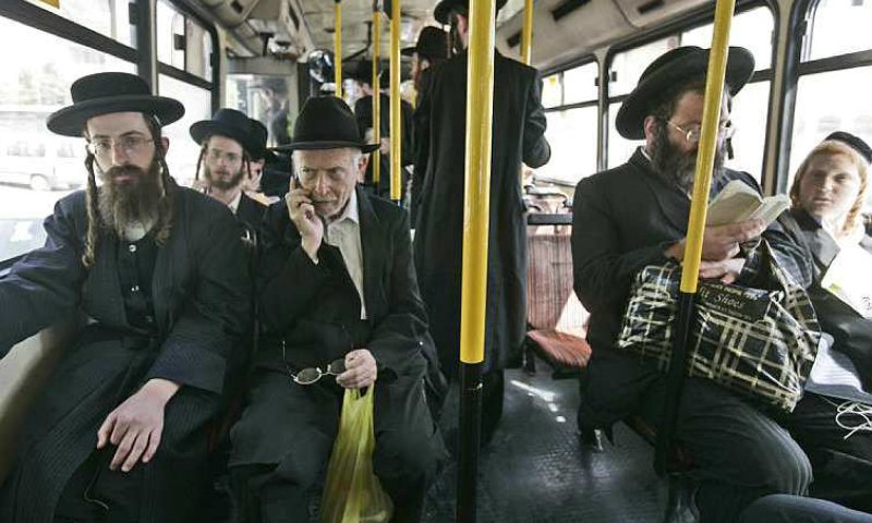 "מי המציא את הגלגל?". נוסעים באוטובוס בירושלים. צילום: פלאש90 