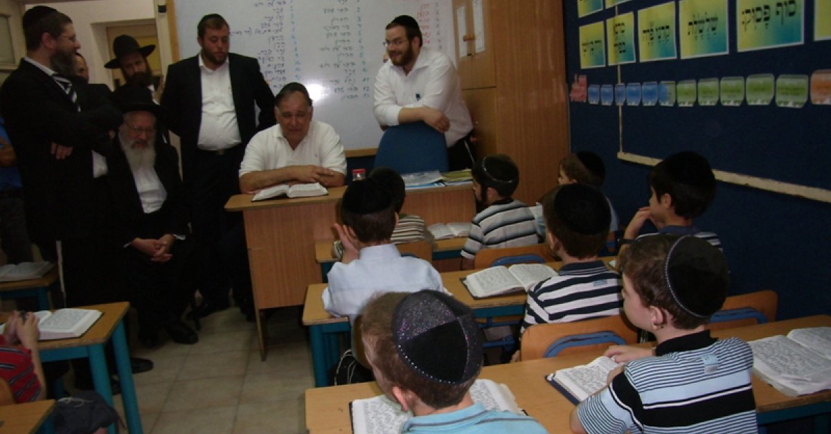 תורה אדומה - בחדרי חרדים