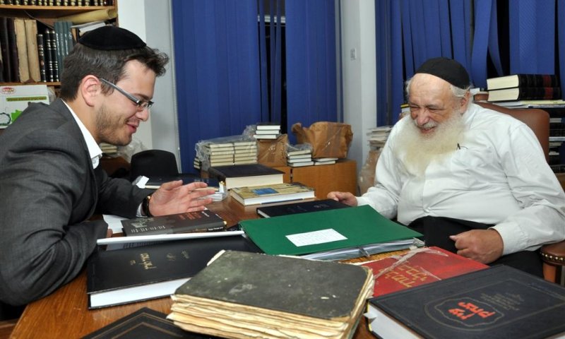 הגר"א נבצנאל עם שלמה קוק. צילום: יוסי שחר