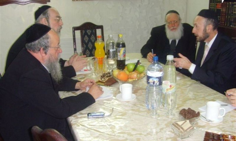 ישראל אייכלר עם הח"כים מוזס (משמאל), מקלב ( מימין) והרב מנחם כרמל (שני מימין)